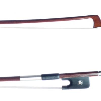 Arco de violino em madeira castanha com crina branca e detalhes metálicos