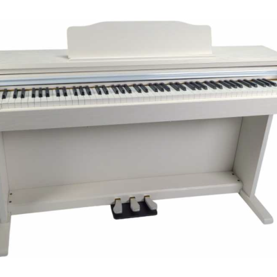 Piano digital branco com 88 teclas e três pedais