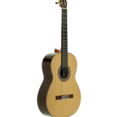Guitarra clássica de madeira clara e escura com fundo branco