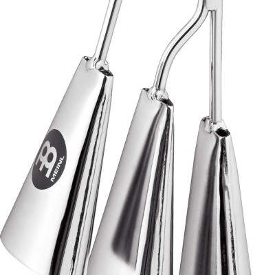 Conjunto de três chocalhos metálicos cónicos brilhantes ligados por um aro circular