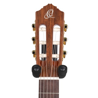 Cabeça de guitarra clássica em madeira castanha com cravelhas douradas e pretas.