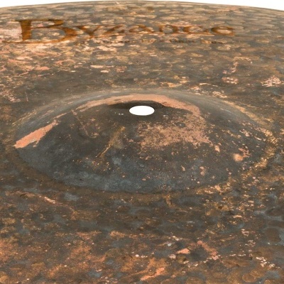 Prato de bateria metálico oxidado com textura martelada e inscrição 'Byzance'