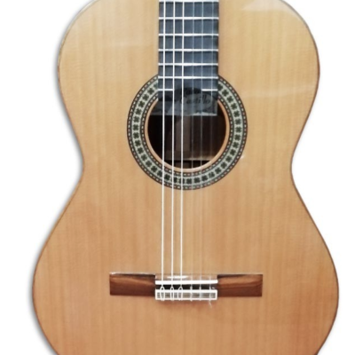 Guitarra acústica de madeira clara com seis cordas e roseta decorativa