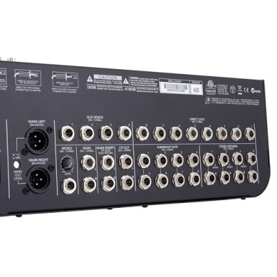 Painel traseiro de equipamento de áudio profissional com várias conexões XLR e jack