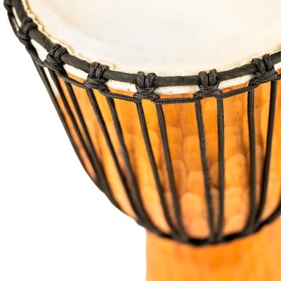 Tambor de madeira com superfície branca e cordas pretas