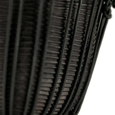 Tiras pretas com textura riscada e costuras, fundo branco