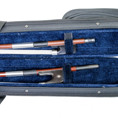 Estojo cinzento com interior azul contendo varas de arco para violino