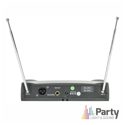 Sistema de rádio microfone preto com antenas metal e conexões traseiras