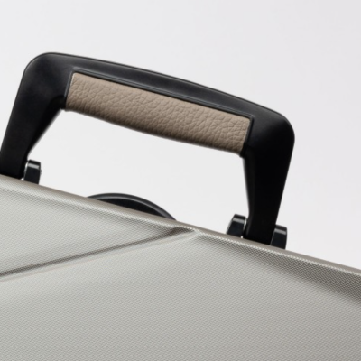 Mala rígida cinza claro com pega preta e detalhe bege