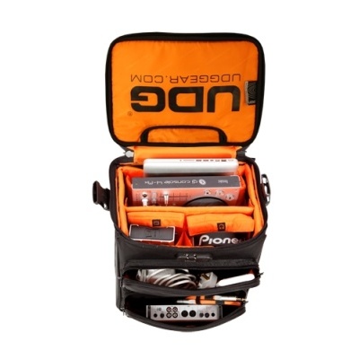 Mala de equipamento áudio preta com interior laranja e itens organizados