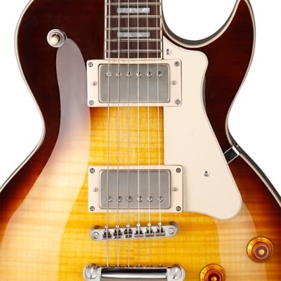 Corpo de guitarra elétrica castanho e amarelo com pickups metálicos e ponte cromada