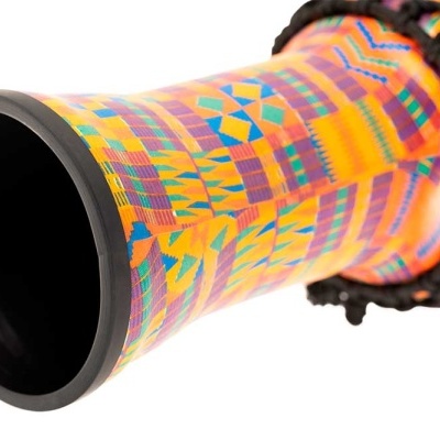 Corpo colorido de djembê com padrões geométricos e cordas pretas