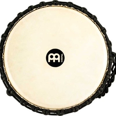 Timbal redondo com pele clara e estrutura preta com cordas e logo 