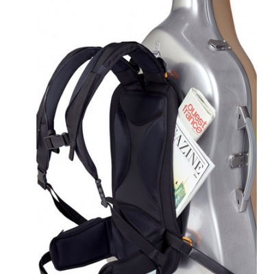 Mochila preta com alças acolchoadas ao lado de estojo rígido para guitarra prateado com revista e jornal visíveis