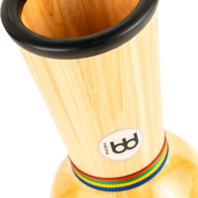 Instrumento musical de madeira com aro preto e cordas coloridas