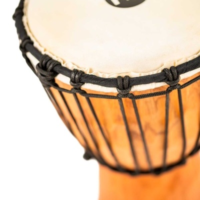 Tambor de madeira com pele branca e cordas pretas, logótipo Meinl