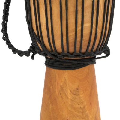 Tambor djembe de madeira clara com cordas pretas e pele natural