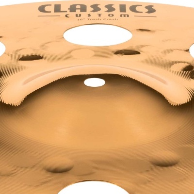 Prato de bateria dourado com texto CLASSICS CUSTOM 16