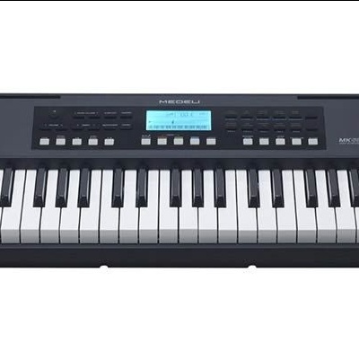 Teclado musical preto com 61 teclas e ecrã digital