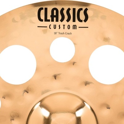 Prato de bateria dourado com textura martelada e recortes circulares