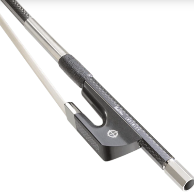 Arco de violino detalhado em fundo branco