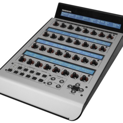 Console de som Mackie Control 16 cinza com botões pretos e ecrã digital azul