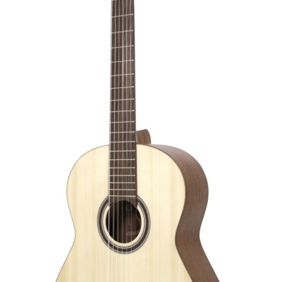 Guitarra clássica de madeira clara e castanha escura