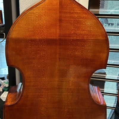 Parte traseira de contrabaixo acústico castanho com textura de madeira