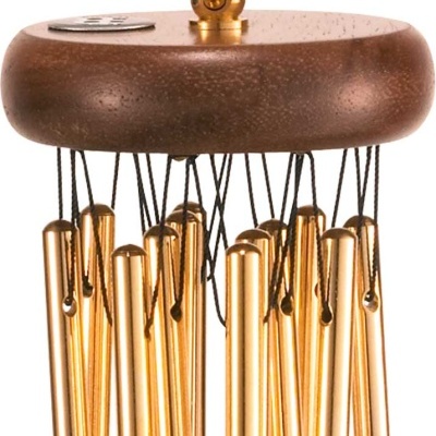 Sino dos ventos com tubos dourados e estrutura de madeira castanha