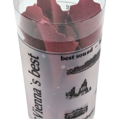 Recipiente cilíndrico transparente com tecido vermelho e rótulo branco com texto preto