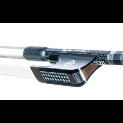 Arco de violino com pega preta e crina branca sobre fundo branco