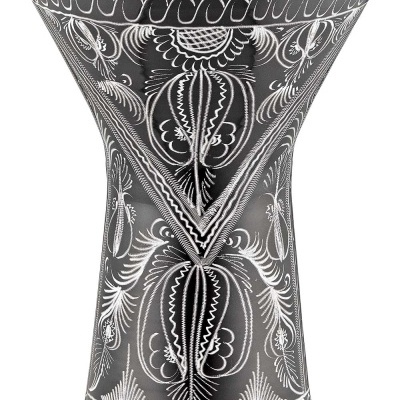 Darbuka preta com padrão decorativo branco e pele sintética branca no topo.
