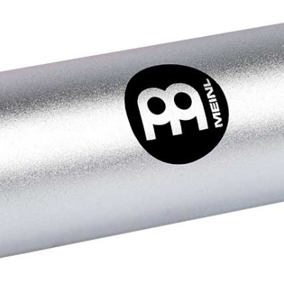 Cilindro metálico prateado com logo preto e branco, fundo branco.