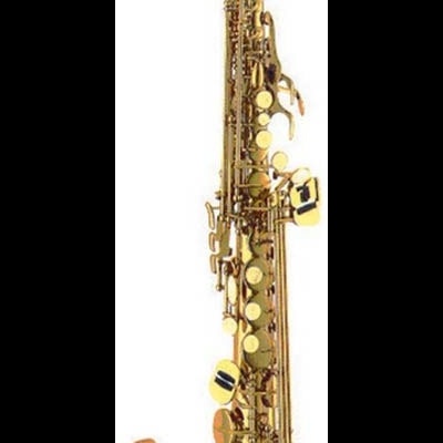 Saxofone soprano dourado com boquilha preta e detalhes em preto