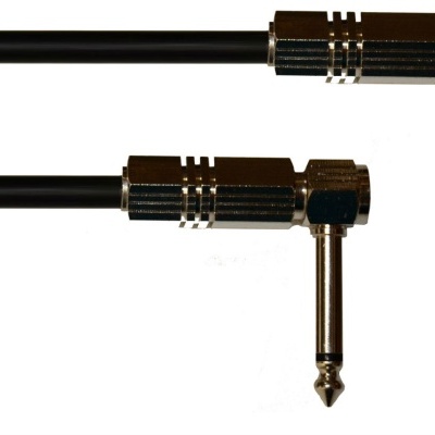 Dois cabos de áudio com conectores jack 6,35 mm em ângulo reto e cabo preto