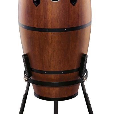 Tambor conga em madeira castanha com pernas metálicas pretas