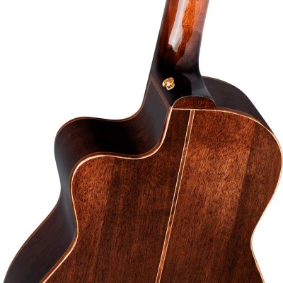 Traseira e lateral de guitarra acústica em madeira castanho escuro com acabamento brilhante