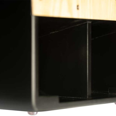 Móvel de sala em madeira clara e preta com prateleiras e pés metálicos