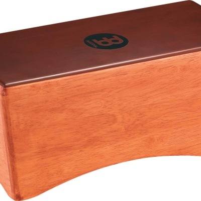 Bloco de percussão em madeira castanho com logótipo mbt