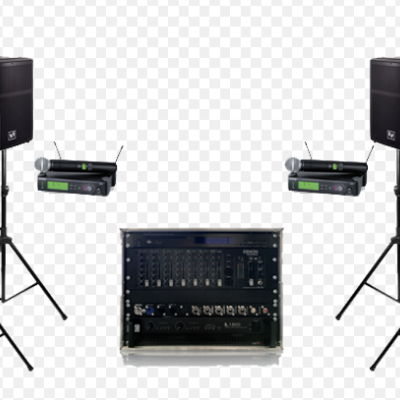 Conjunto de colunas de som pretas com tripés, sistemas de microfone sem fio e mesa de mistura preta.