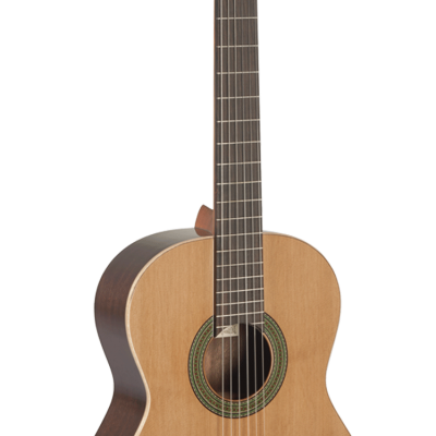 Guitarra clássica em madeira clara com laterais em madeira escura e roseta decorativa