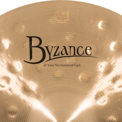 Prato de bateria metálico dourado com texto Byzance e 18