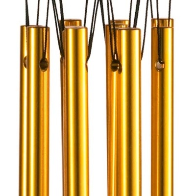 Sino dos ventos com tubos dourados e base de madeira