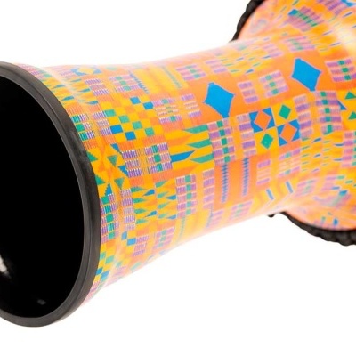 Cajón ou tambor colorido com padrão geométrico e corda preta