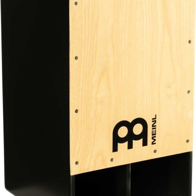 Cajón de percussão MEINL preto com frente de madeira clara e logomarca