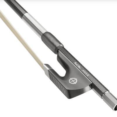 Arco para violoncelo com cabo em madeira escura e pelo claro