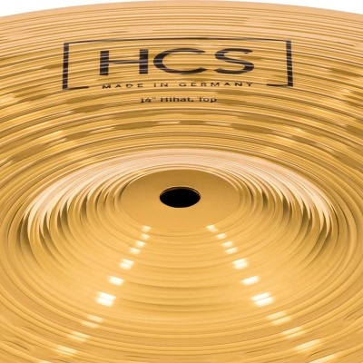 Prato de bateria HCS dourado com texto impresso no centro.