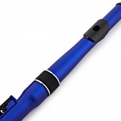 Secador de cabelo azul metálico com detalhes pretos sobre fundo branco