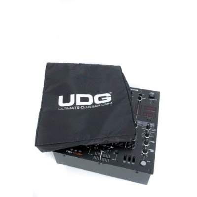 Equipamento de DJ preto com capa preta UDG