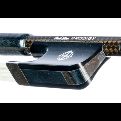 Arco para instrumento musical com madeira preta e castanha e texto branco VIA PRODIGY.